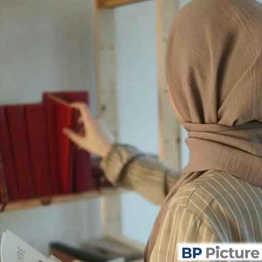 Aesthetic Hidden Face Girl Pic Black And White